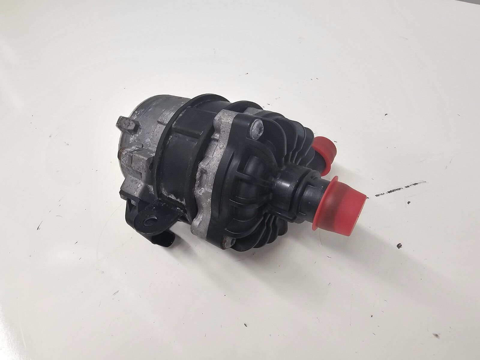 16-19 Volvo S60 S90 XC90 XC60 Hybrid Battery Coolant Pump 16-19 Volvo S60 S90 XC90 XC60 Hybrid Battery Coolant Pump