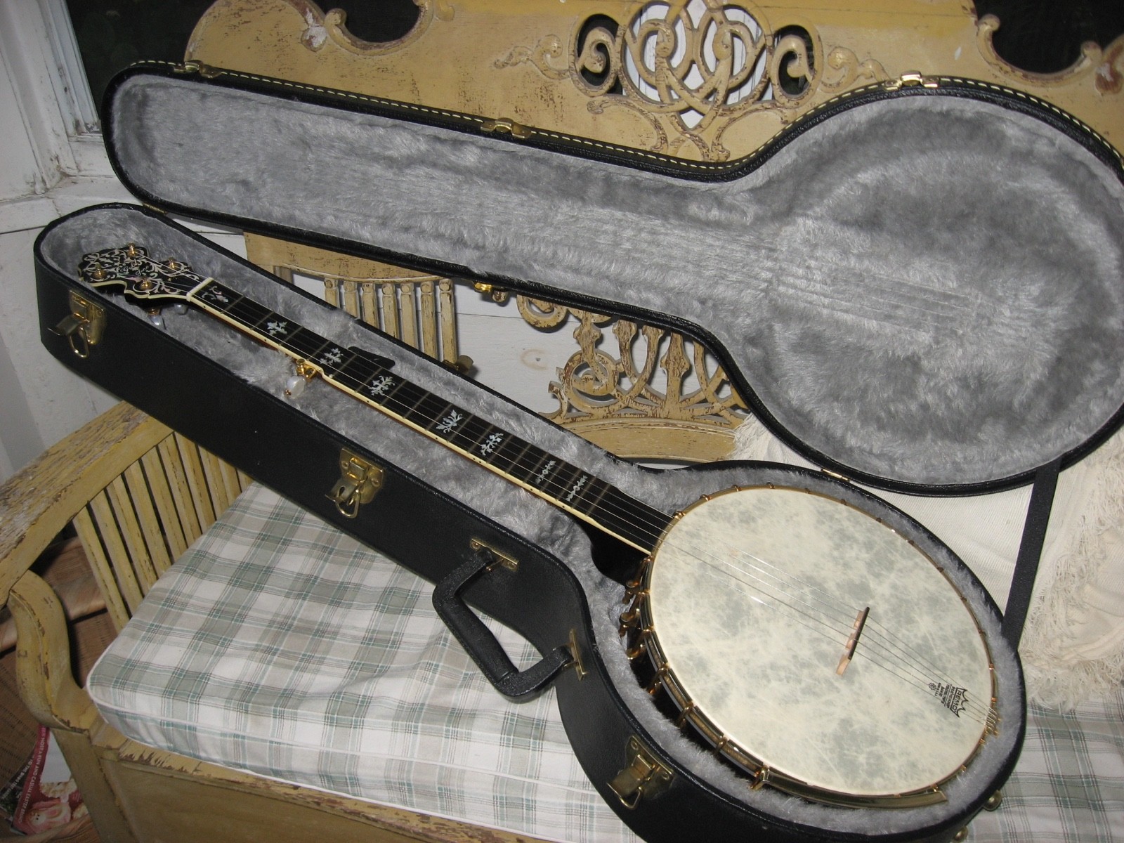 Excellent Bob Carlin 350+ High End Fancy Gold Tone 12” Banjo with Hardshell Case