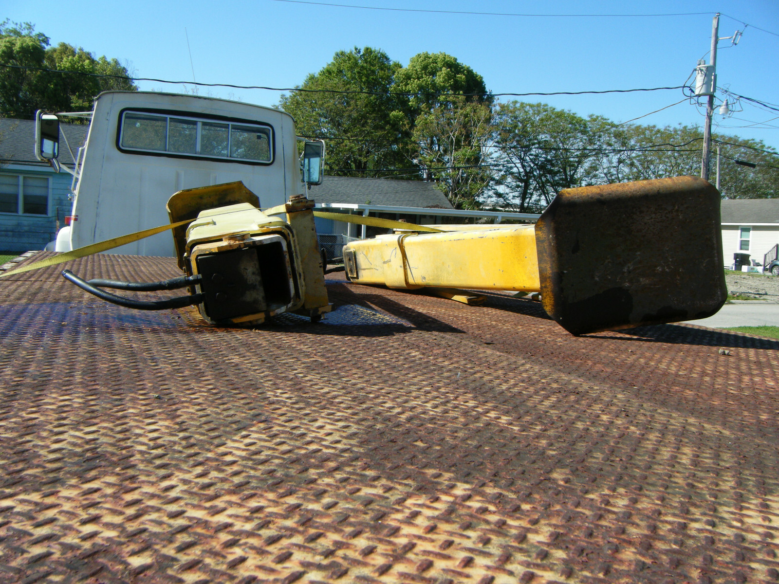 hydraulic front and rear out/downriggers for crane/boom truck