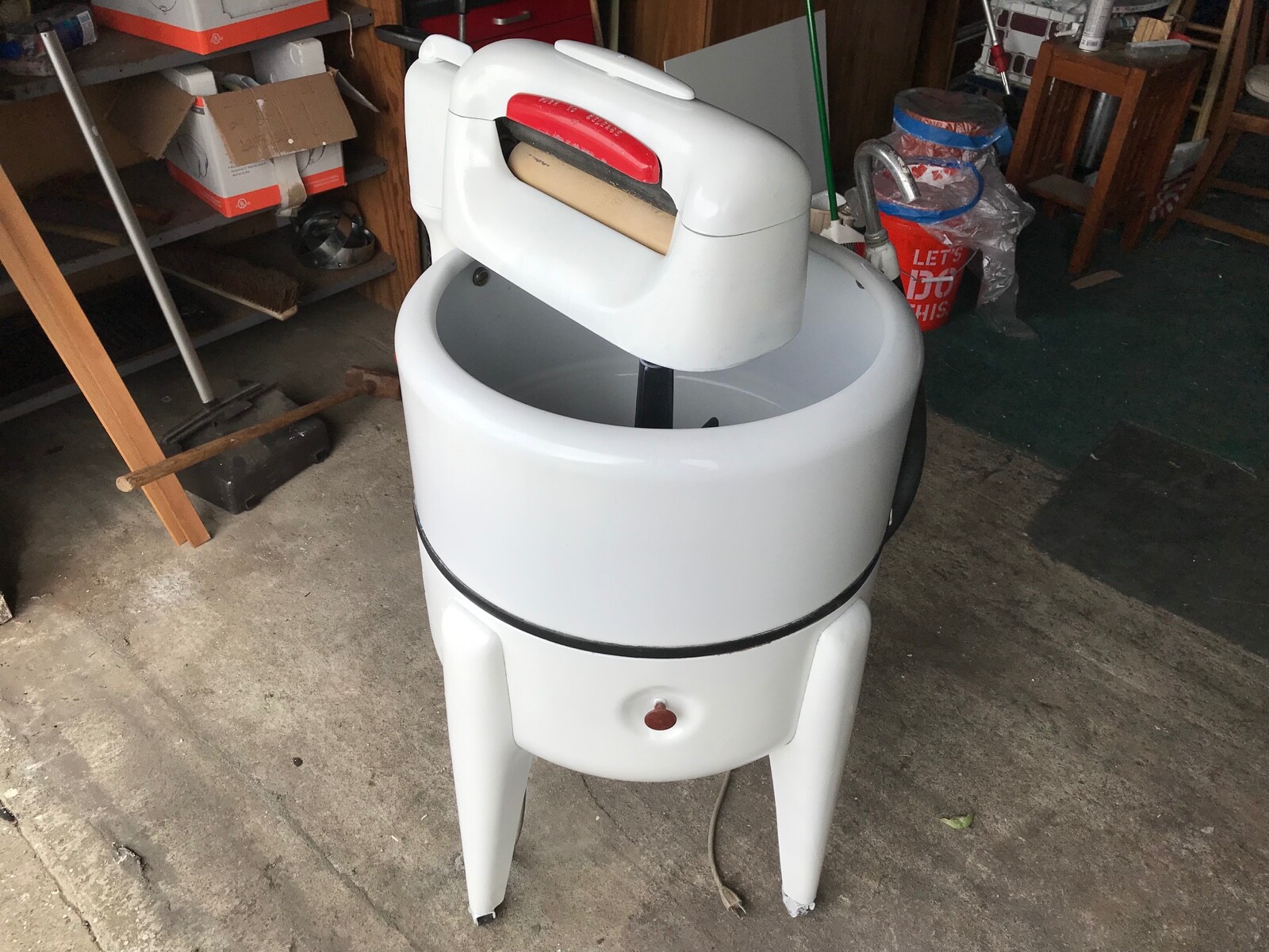 Vintage MAYTAG working Wringer Washing Machine.