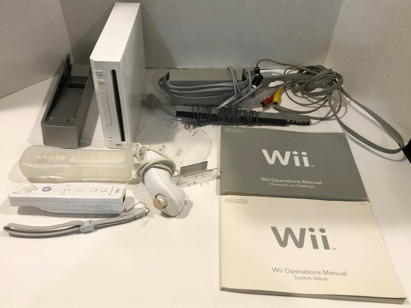 Nintendo Wii Console RVL-001 + Cords, Controller, Manual Nintendo Wii Console RVL-001 + Cords, Controller, Manual