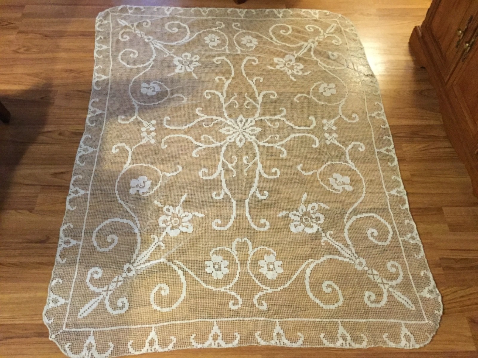 EXQUISITE FLOWER DESIGN  ANTIQUE HANDMADE CROCHET TABLECLOTH MARY CARD ?