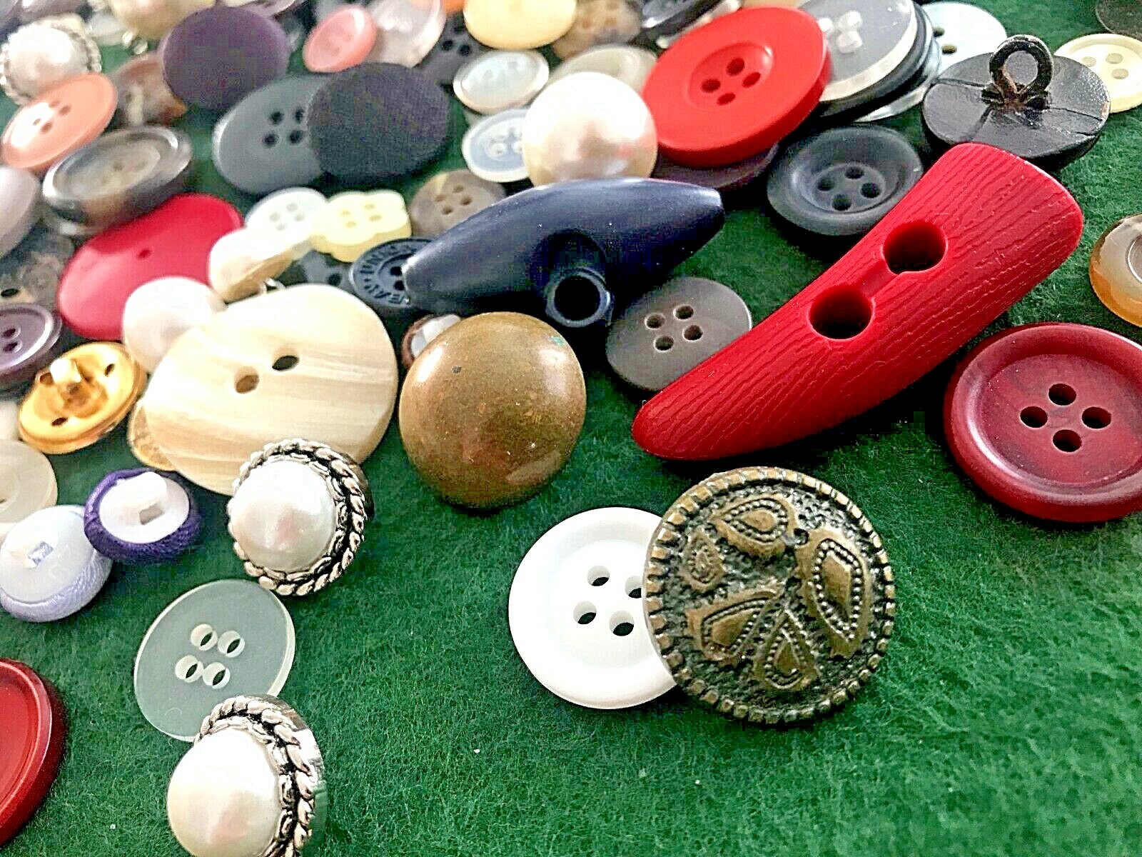 Mixed Button Lot for Sewing Crafts Scrapbooking - Vintage? Over 200 Pieces!