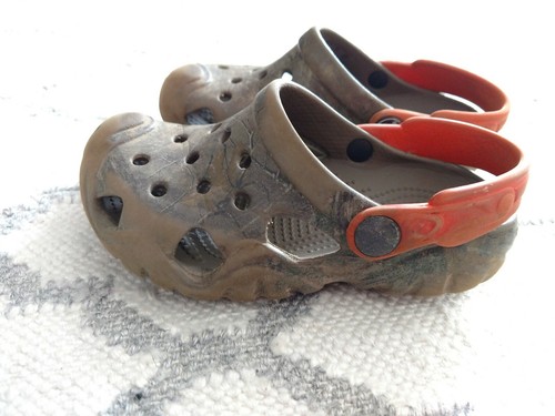 CROCS Realtree Camo camouflage Clogs- Boys Size 10 Children, Brown & Orange