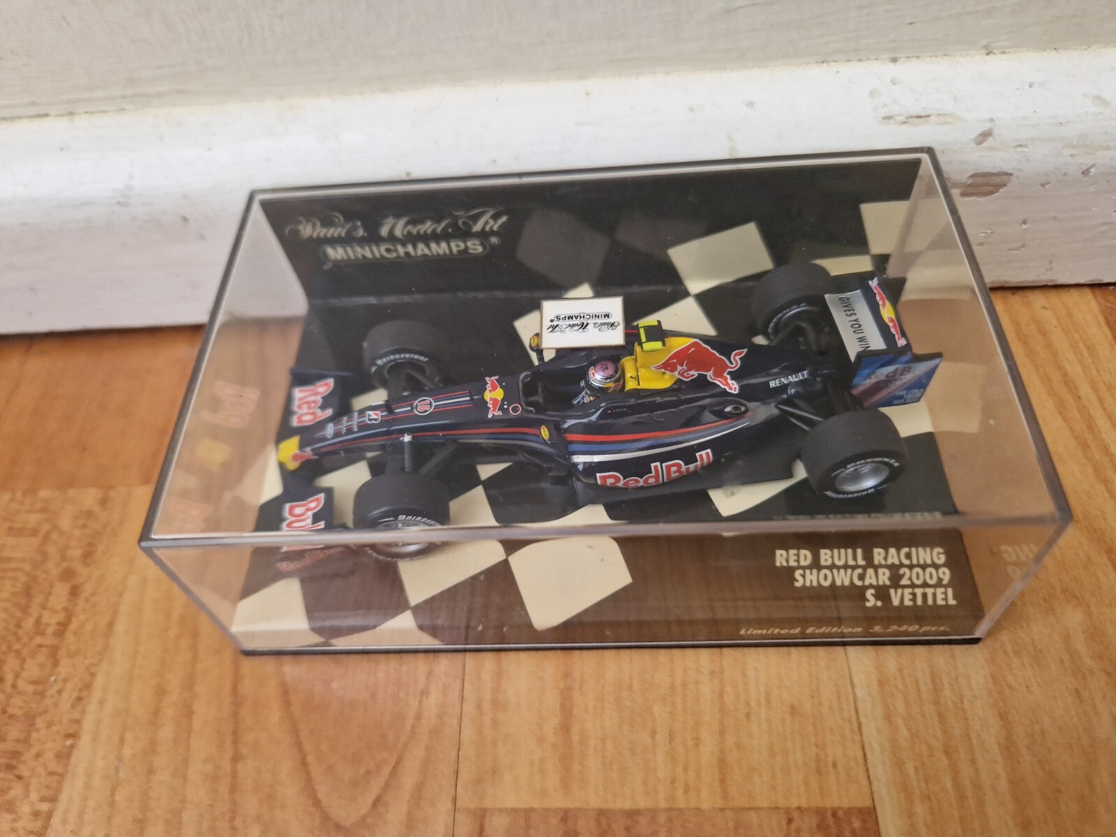 MINICHAMPS 1/43 RED BULL RACING SHOWCAR 2009 SEBASTIAN