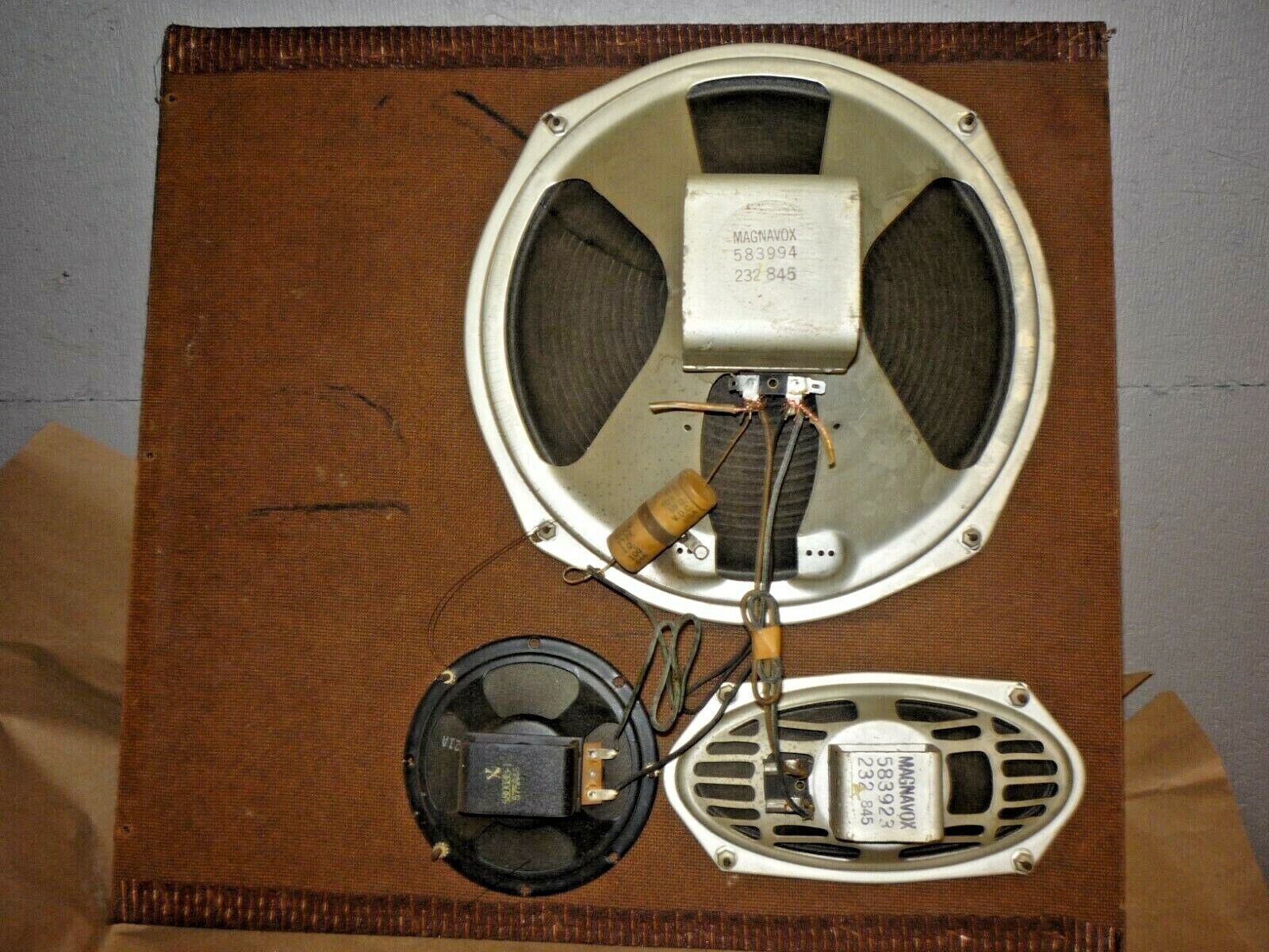 SPEAKER SET from a Magnavox Turntable / from large Console SPEAKER SET from a Magnavox Turntable / from large Console