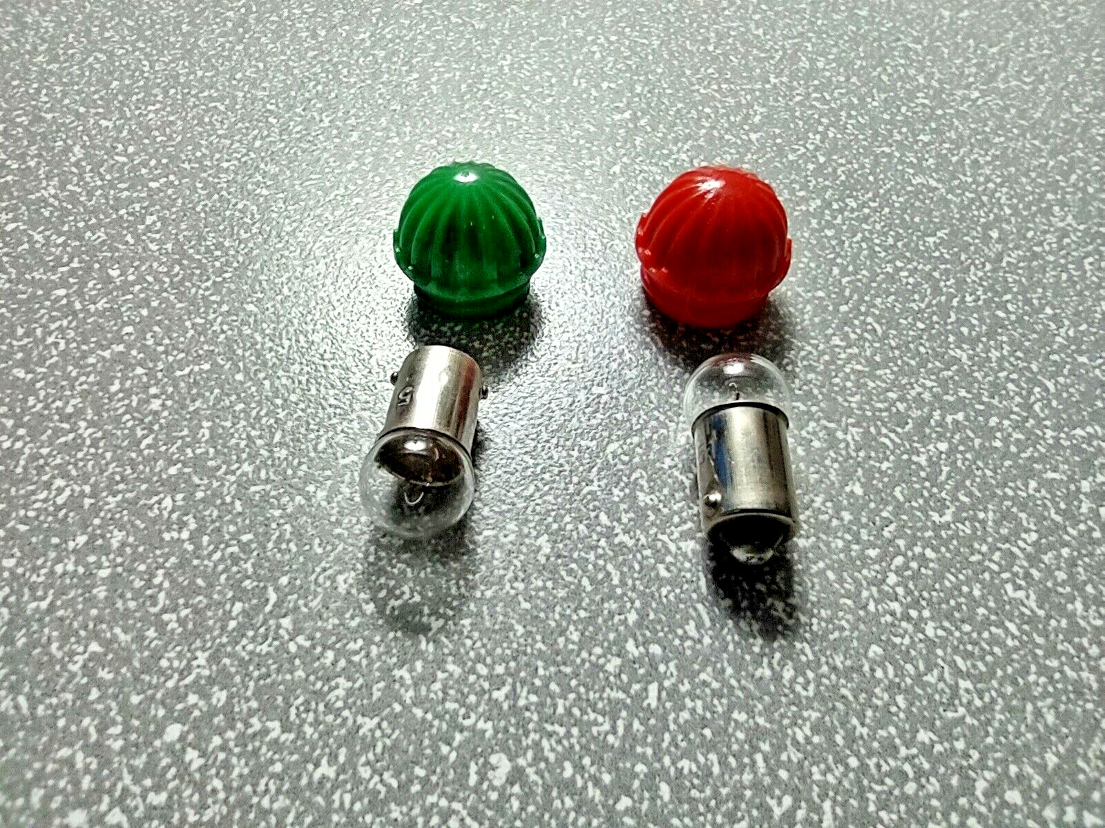 LIONEL NEW  ZW (RW-27 & ZW-23) LENS CAPS & TWO #51 (AKA Q-90)BULBS REPAIR PARTS