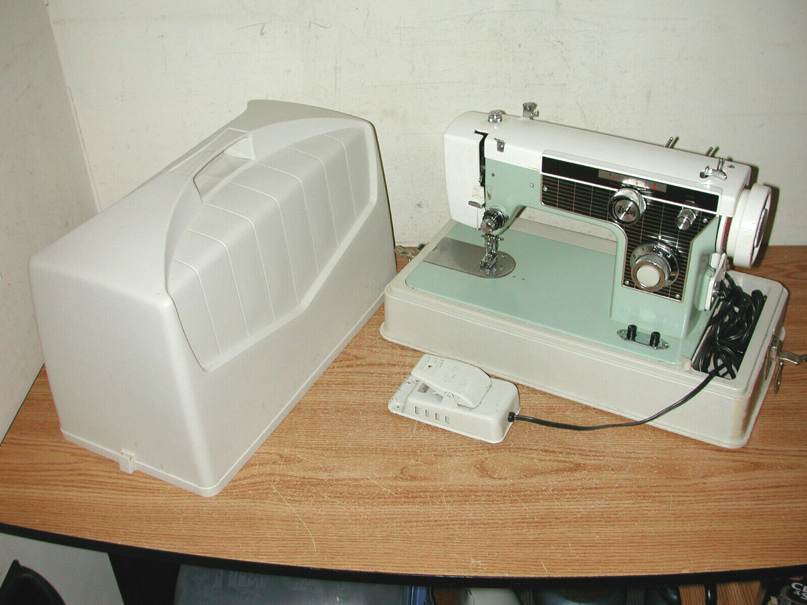 VINTAGE ZIG ZAG 308S LIGHT GREEN & WHITE SEWING MACHINE WITH VINTAGE ZIG ZAG 308S LIGHT GREEN & WHITE SEWING MACHINE WITH