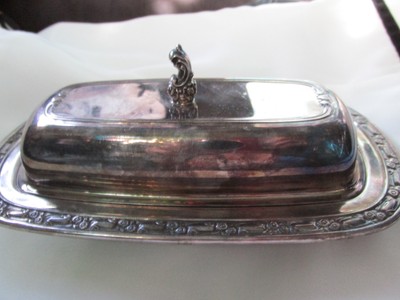 ONIEDA SILVERSMITHS, SILVER PLATED BUTTER DISH WITH LID.