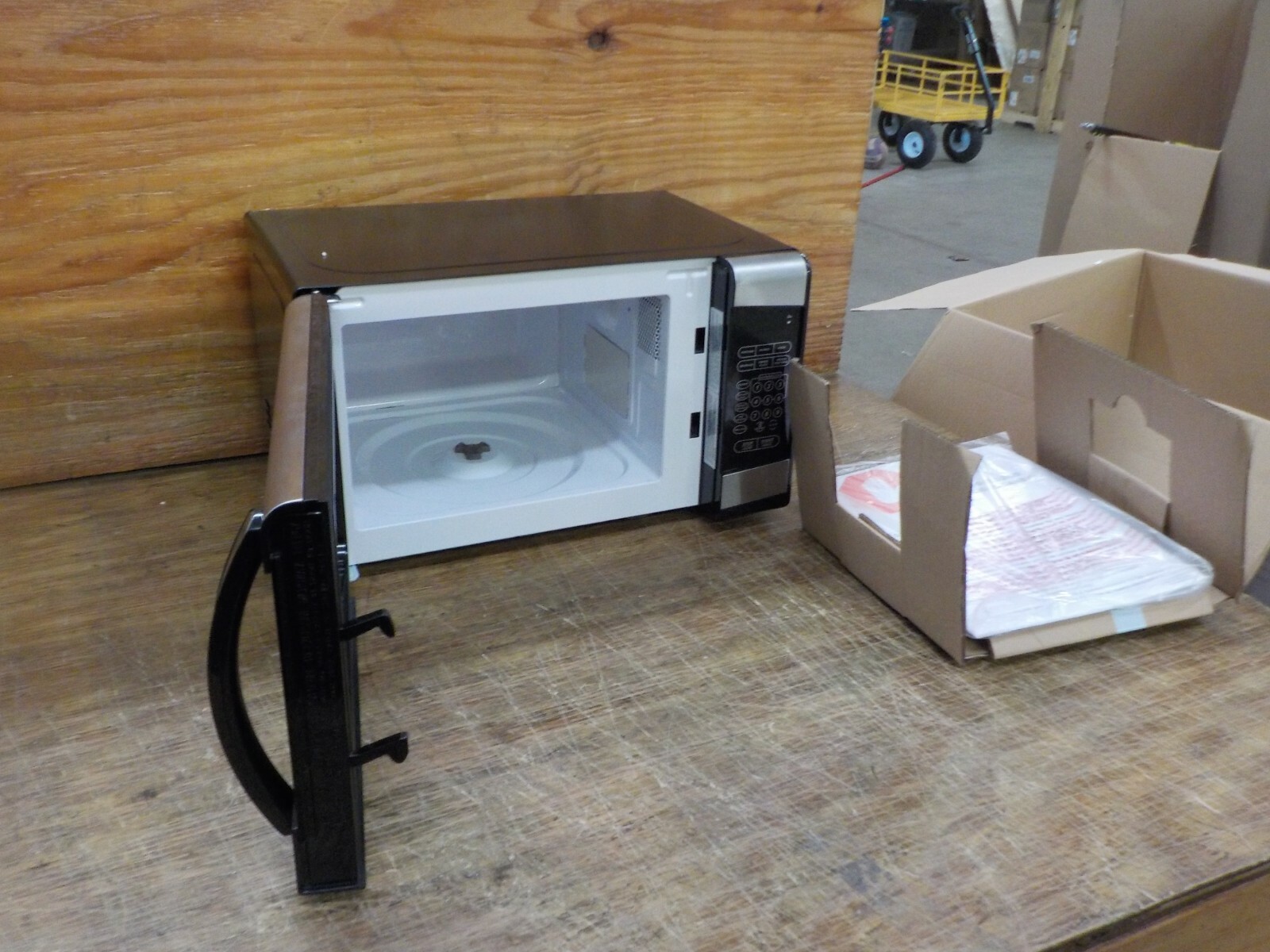 Danby Designer 0.7 cu.ft. Countertop Microwave, Black/Stainless Steel (DAMAGED)