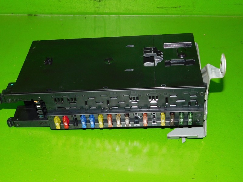 06-11 CLS 550 63 W219 OEM 2115455301 interior main fuse relay panel box