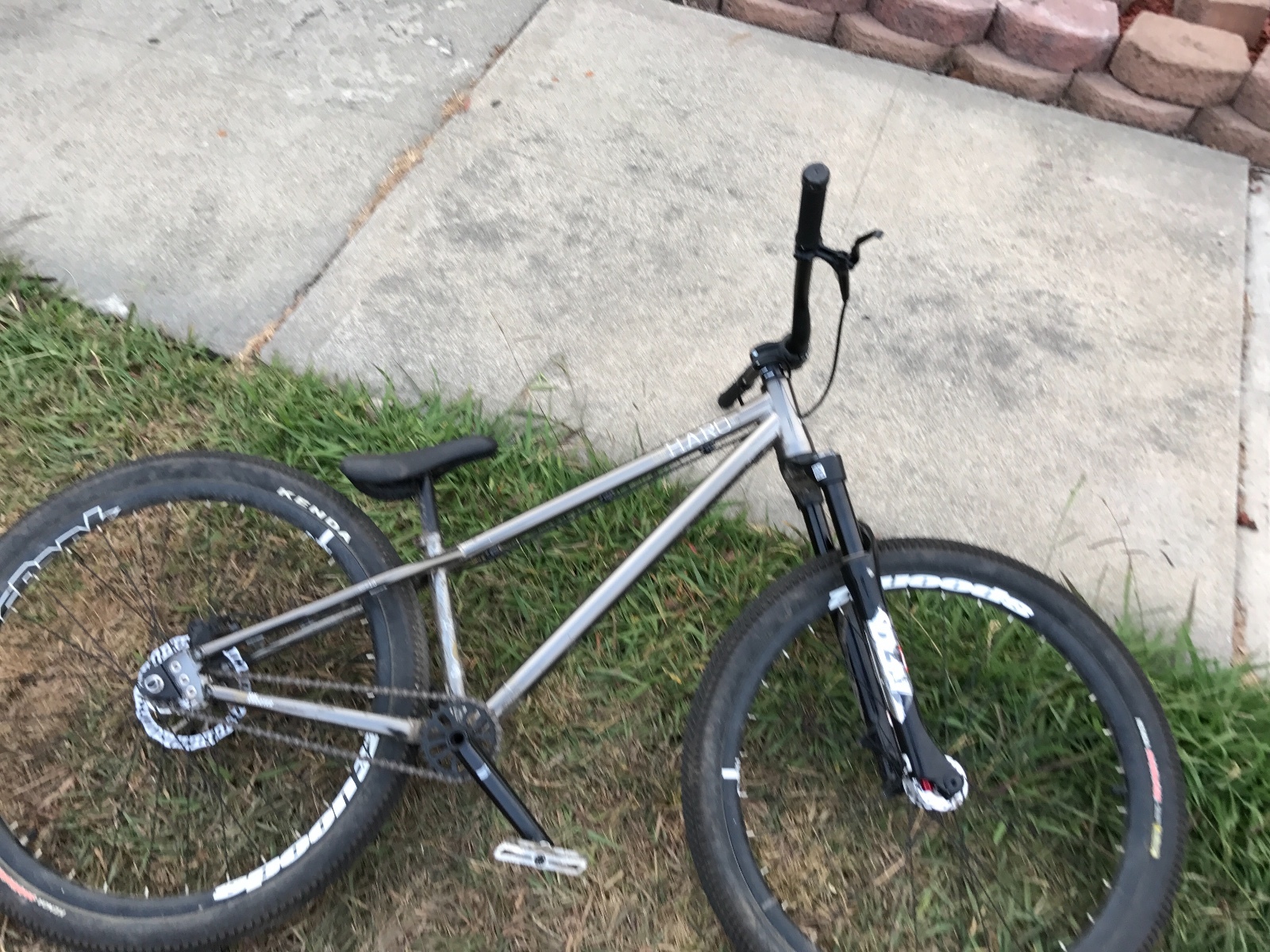Grey haro dirt jumper it's in great condition the price is negotiable