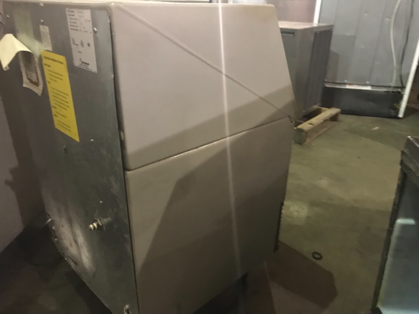 Scotsman SCE 170A-1C  cube ice machine with bin