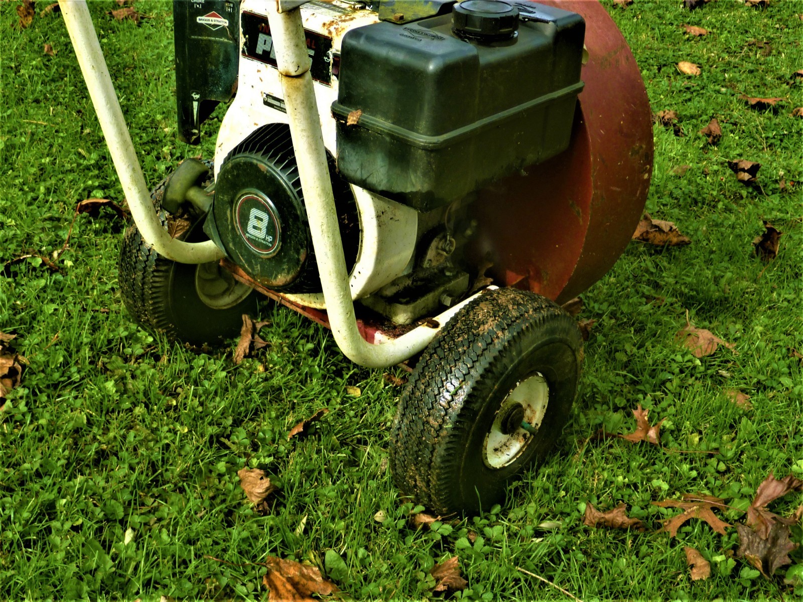 GIANT-VAC LEAF BLOWER 8 H.P. INDUSTRIAL BRIGGS AND STRATTON MOTOR