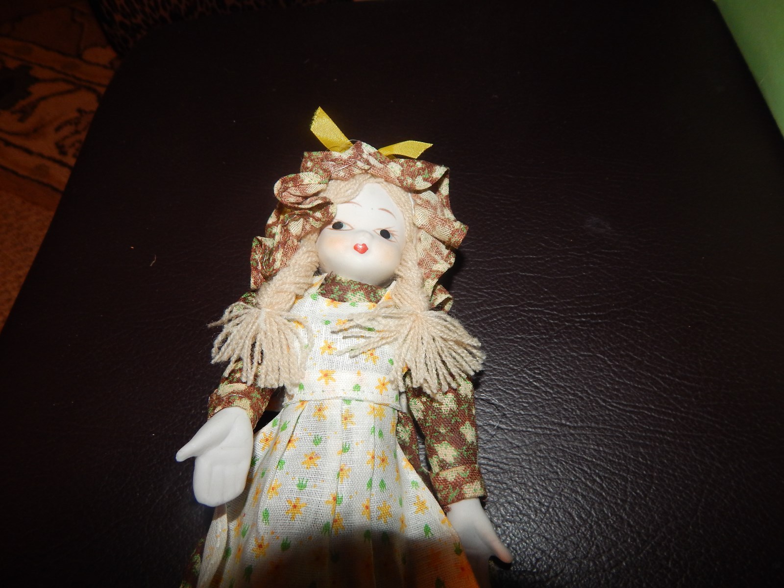 VINTAGE PORCELAIN DOLL ANTIQUE STYLE WITH BENDABLE ARMS AND LEGS