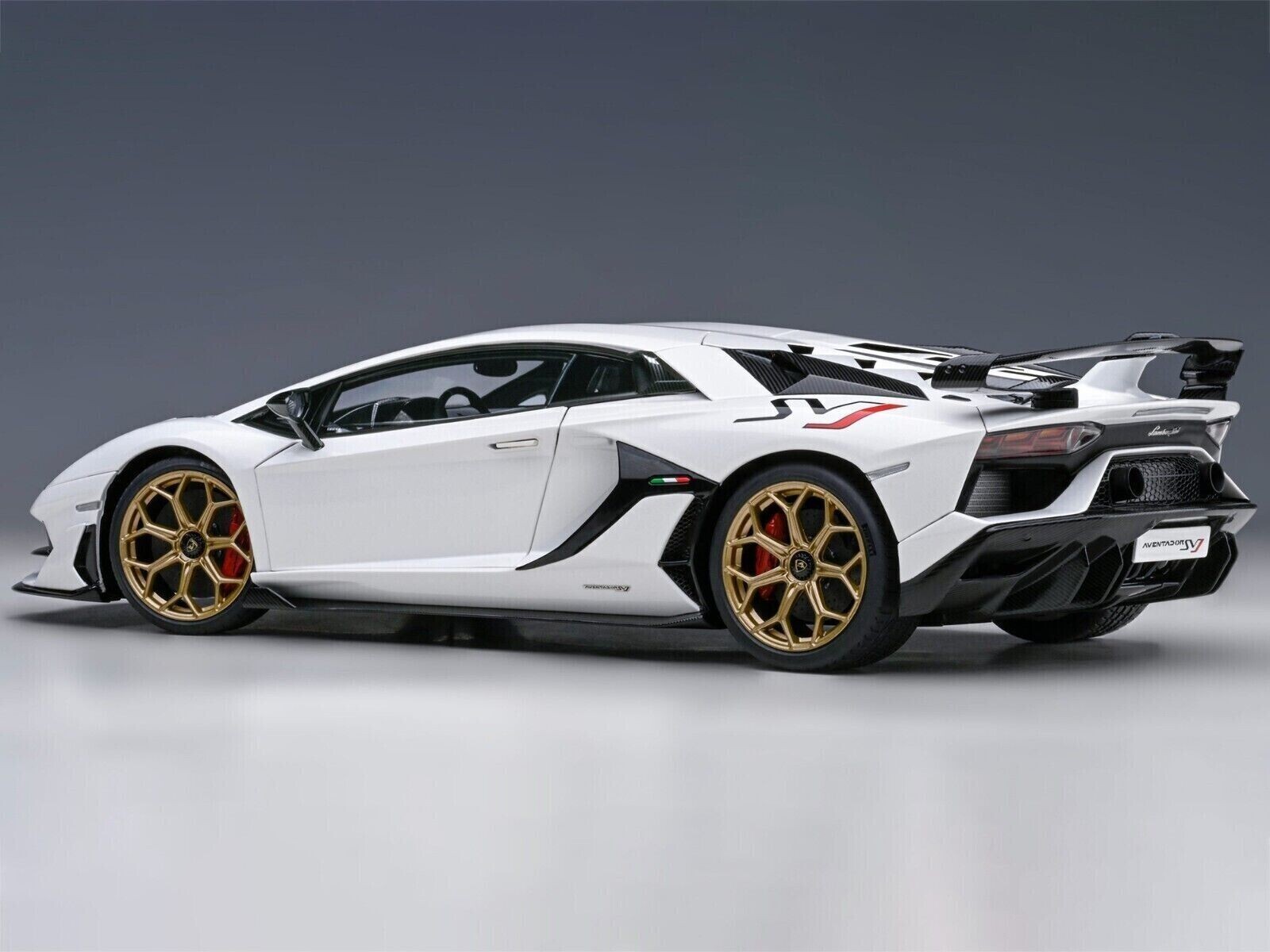 1/18 Lamborghini Aventador SVJ Bianco Asopo Pearl White 1/18 Lamborghini Aventador SVJ Bianco Asopo Pearl White