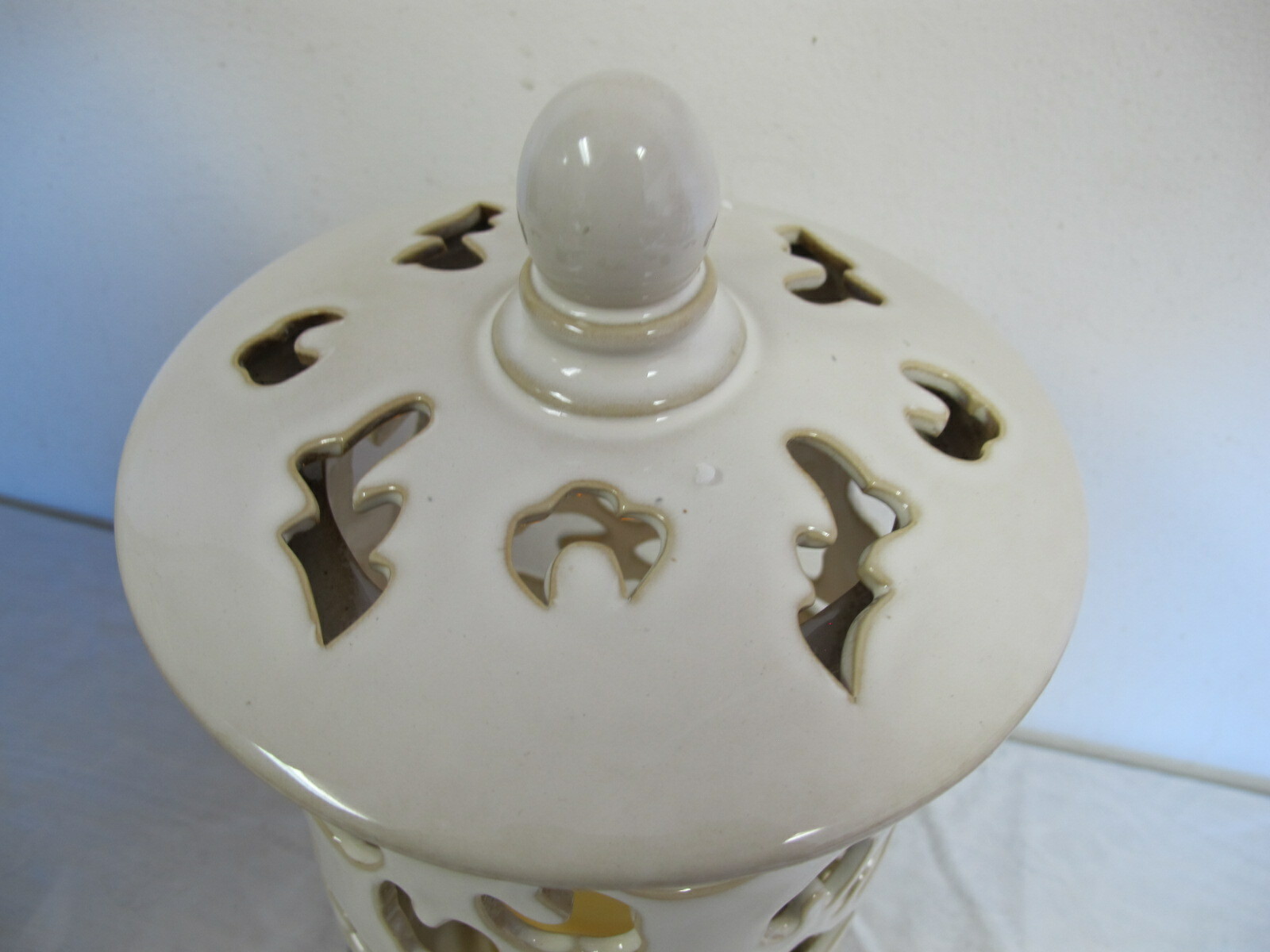 CRACKER BARREL WHITE CERAMIC CANDLEHOLDER WITH FLAMELESS FLICKERING CANDLE