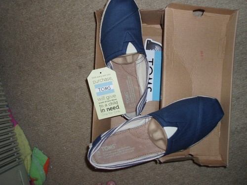 Toms Classic Slip-ons. Natural Daisy Metallic. size 6.5. New with tag and box. Tom main image 2