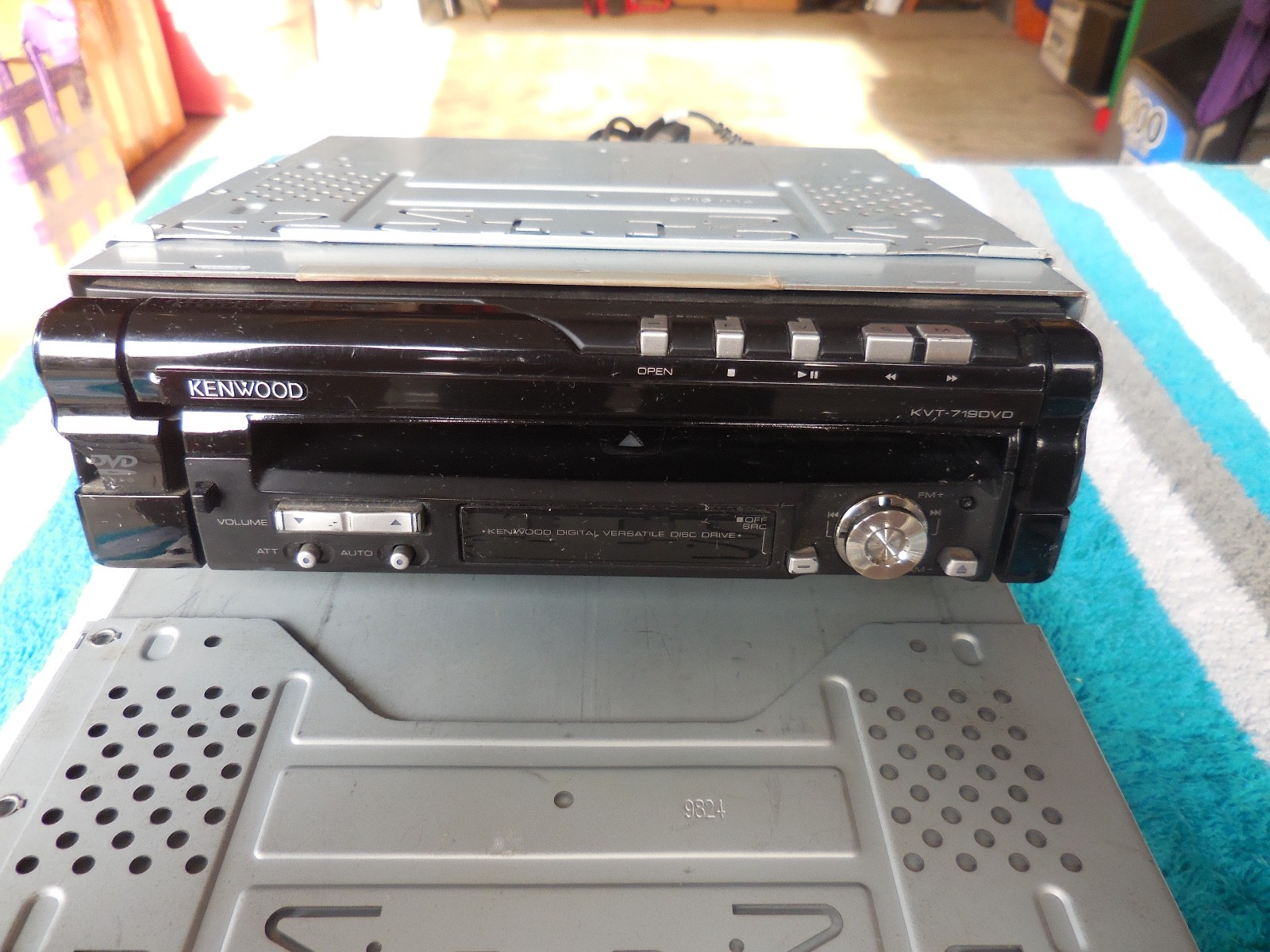 Kenwood DVD KVT-719DVD,  body with face plate  PLEASE READ_____