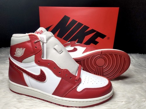 ★人気★【NIKE】★AIR JORDAN 1 LO.W VARSITY RED★25-30cm★ The Air Jordan 1 Low Puts A Patent Leather Spin On 