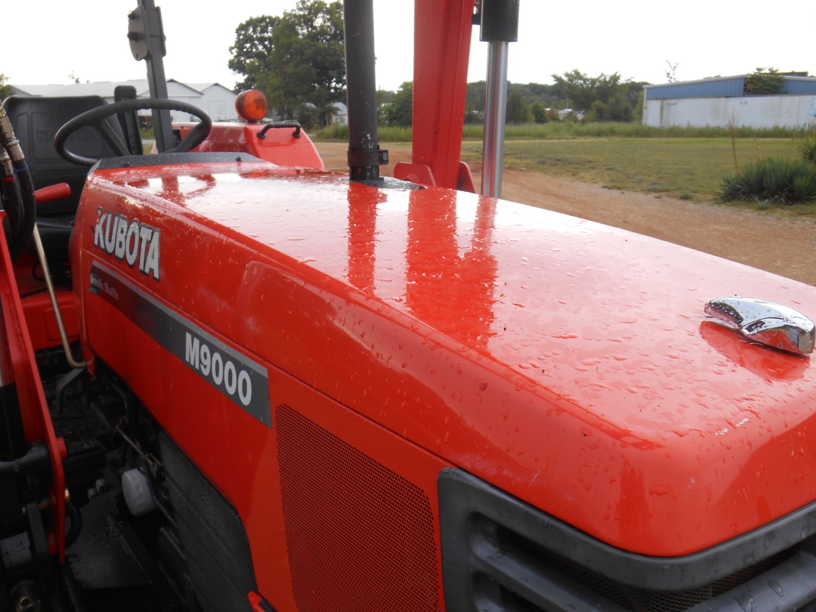 M9000 Kubota 4WD tractor with Loader/92 HP/Hydraulic shuttle/370 Hours