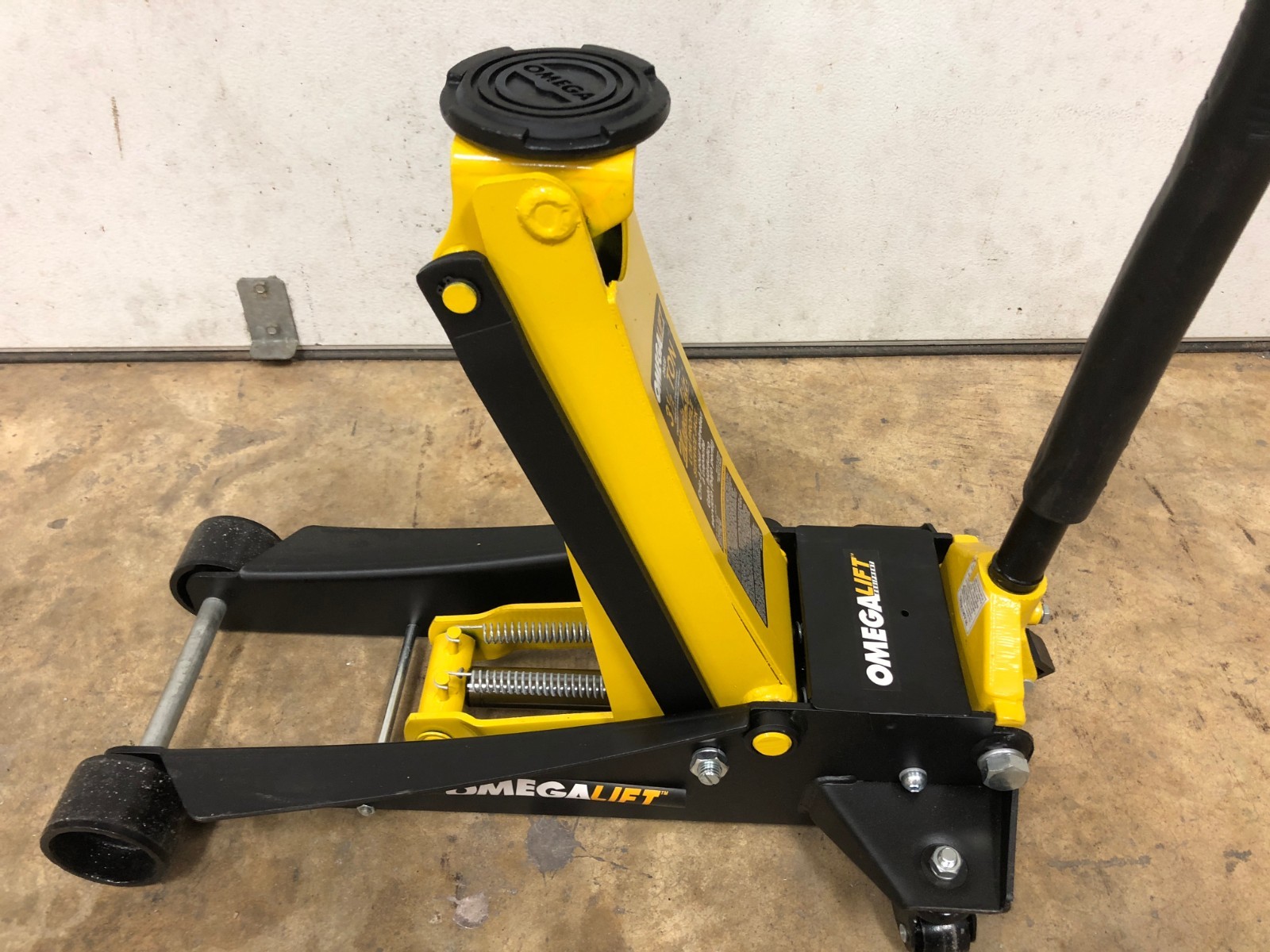 Omega Magic Lift Low Profile Service Jack 3-1/2 Ton Lift Capacity 29038