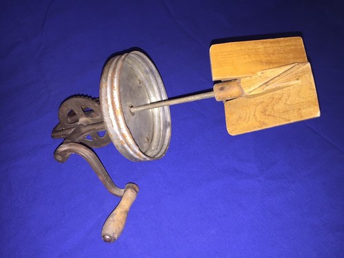 VERY NICE ANTIQUE DAZEY #40, 562, BUTTER CHURN,  FOUR QUART!