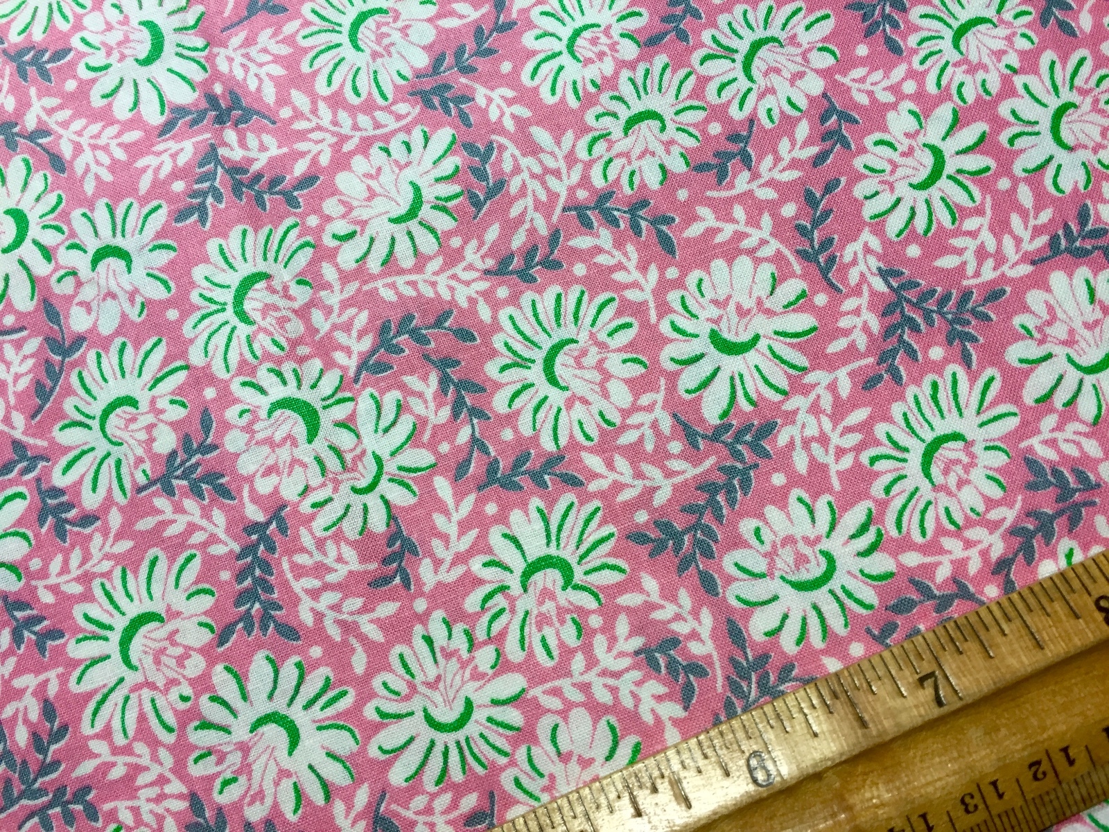 Vintage Cotton Fabric 30s40s PRETTY Daisies on Pink 35w 1yd