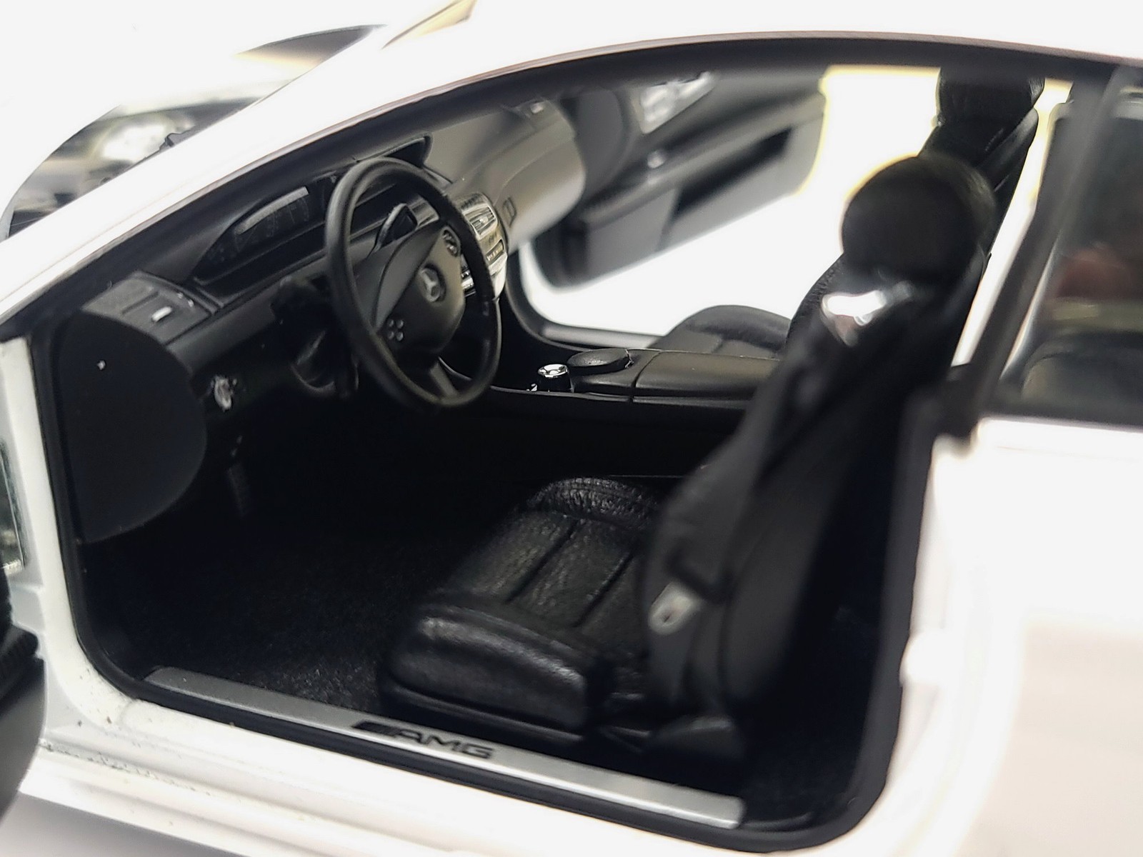 AUTOart 1:18 scale Mercedes-Benz CL63 AMG Coupe White(C216