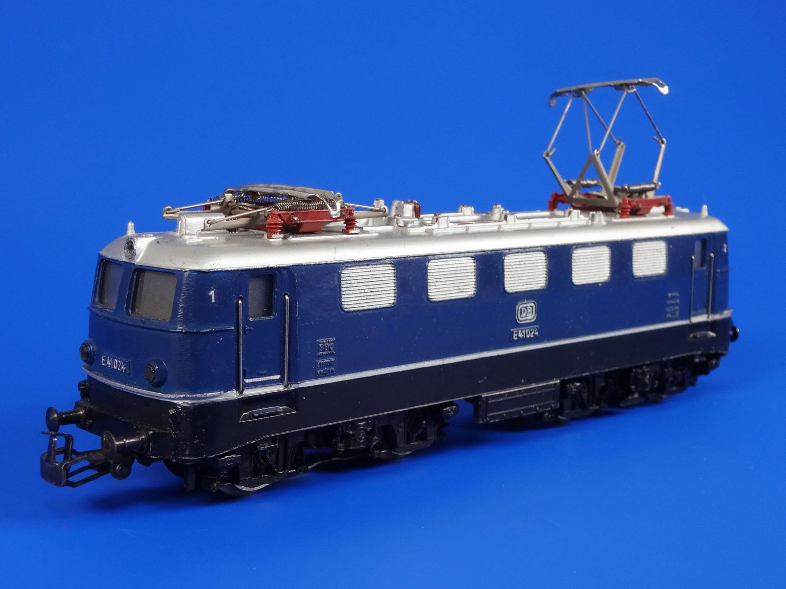 Märklin HO蒸気機関車 (3084)と電気機関車(3036) 2輌セット Märklin HO蒸気機関車 (3084)と電気機関車(3036) 2輌セット