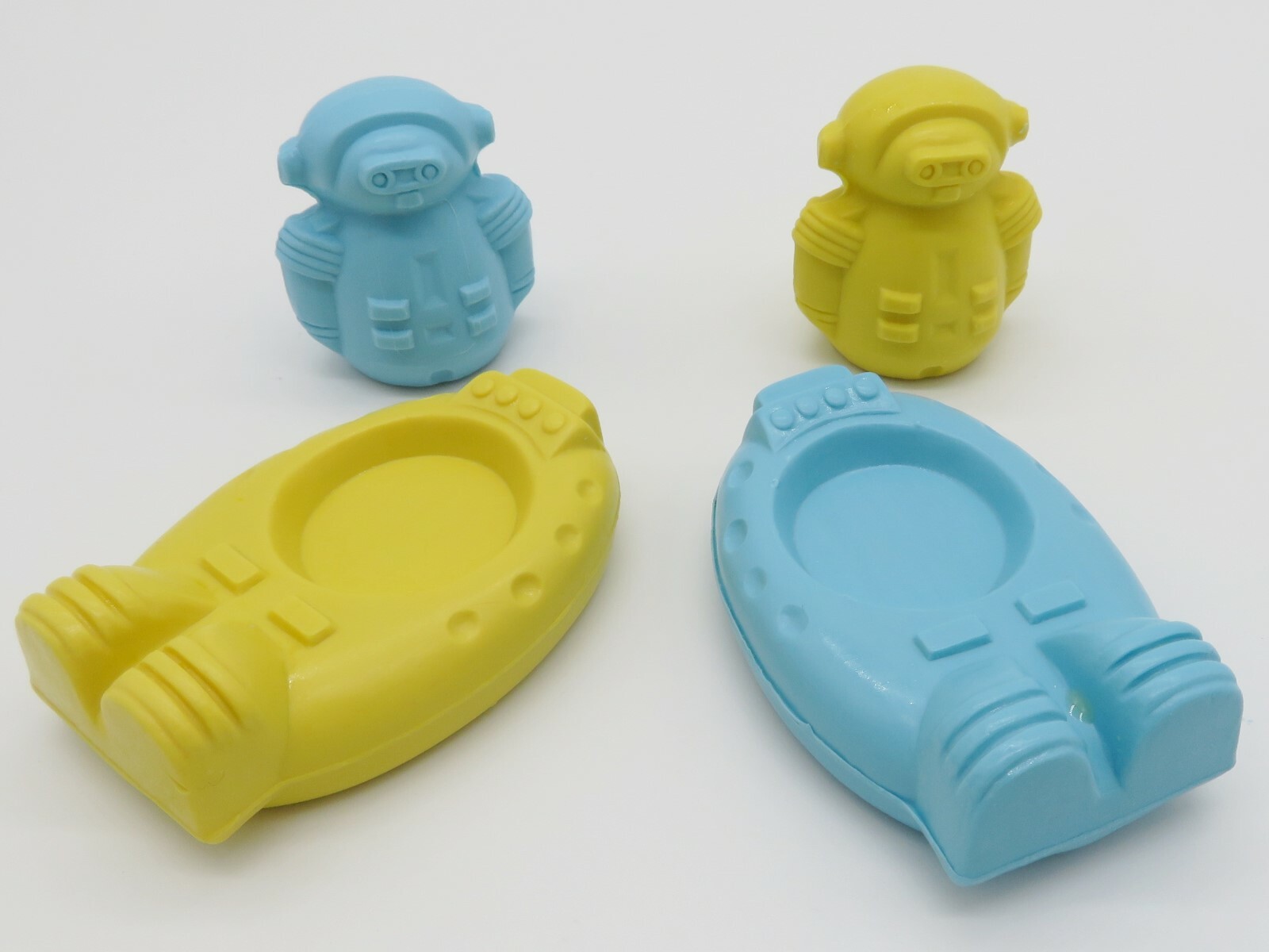 Avon fun in space soaps 2 spacemen shape 2 spaceship shape Bath fun toy