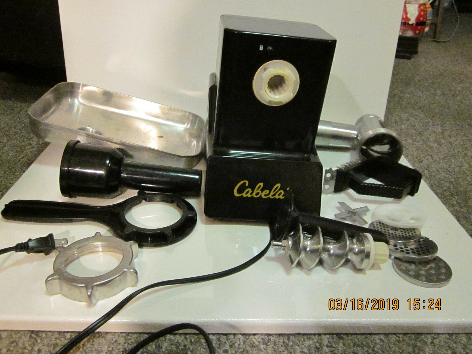 Cabellas Meat Grinder! Model NO:33-0101-C 400 watts, Used Great condition works!