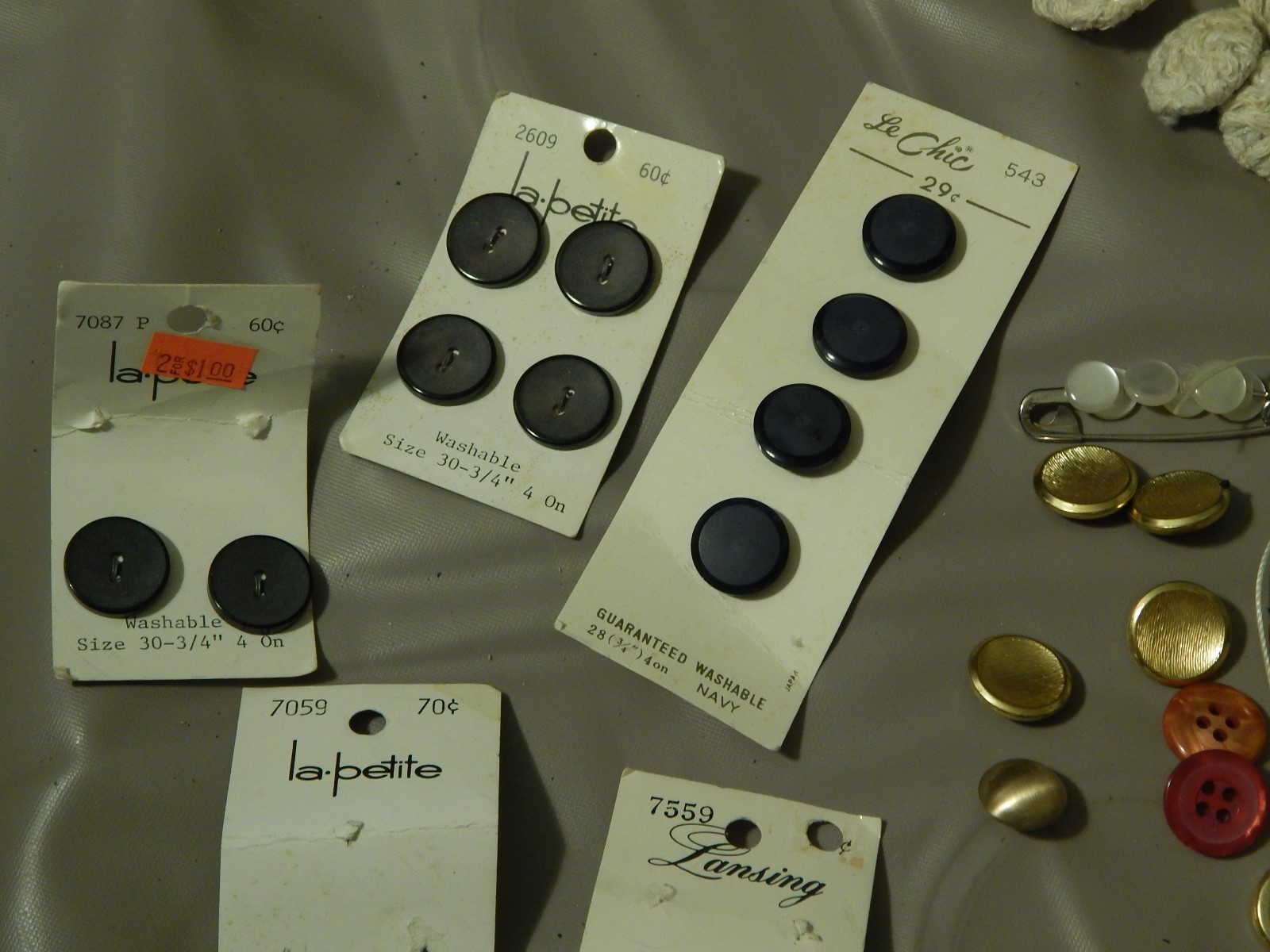 Random Mixed LOT (Wristwatch Band - Buttons) Gold, Metallic, Cloth [Crafts_Etc]