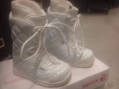 32 exus snowboard boots