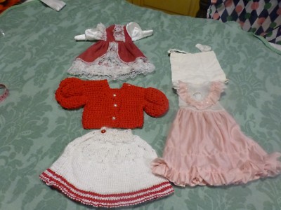 lot 5  vétements poupées  roses ,rouges faits main , une robe neuve rouge vintag