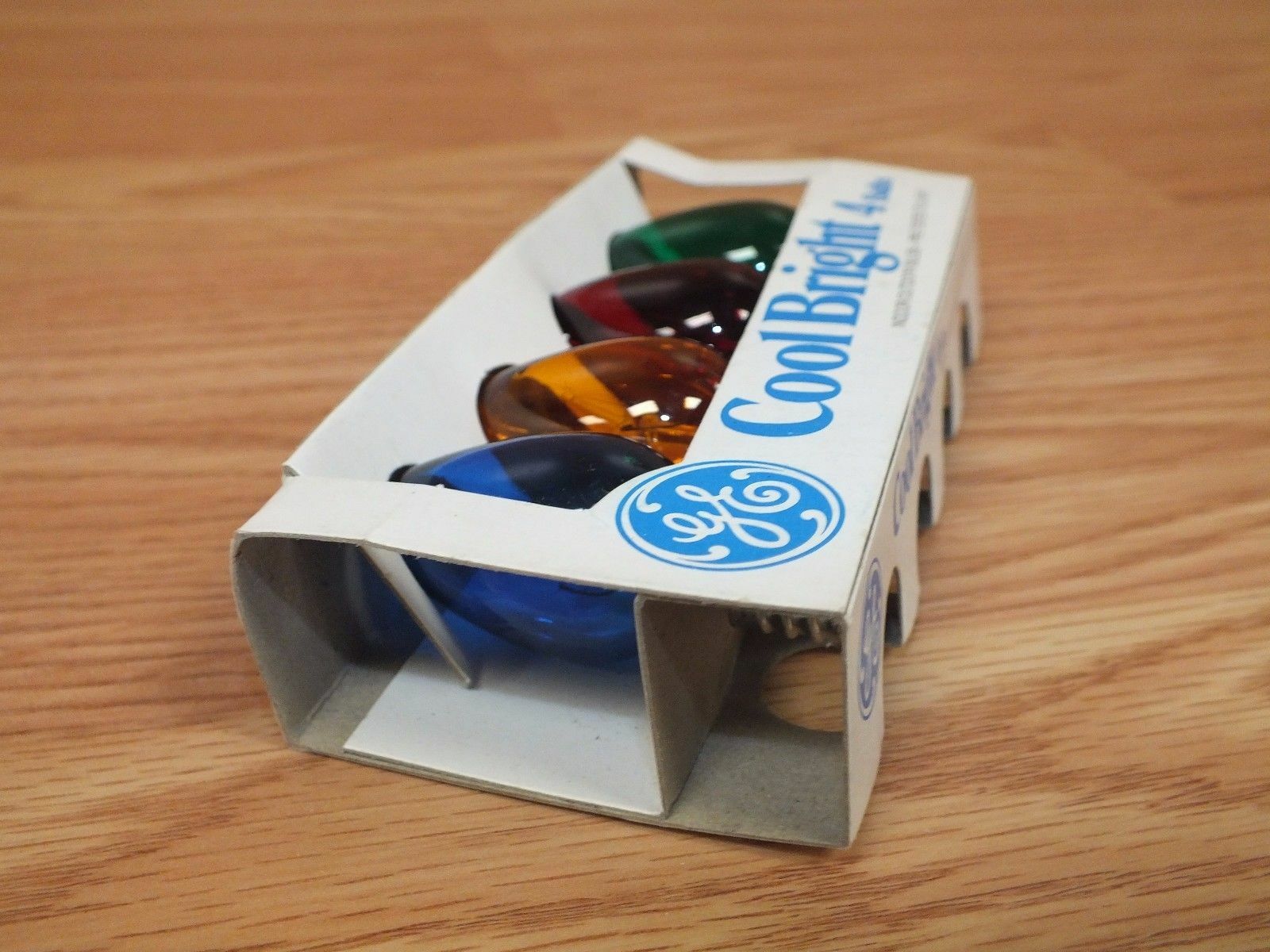 Genuine Vintage Cool Bright Indoor/Outdoor Multi Color Bulbs (4) in Box **READ**