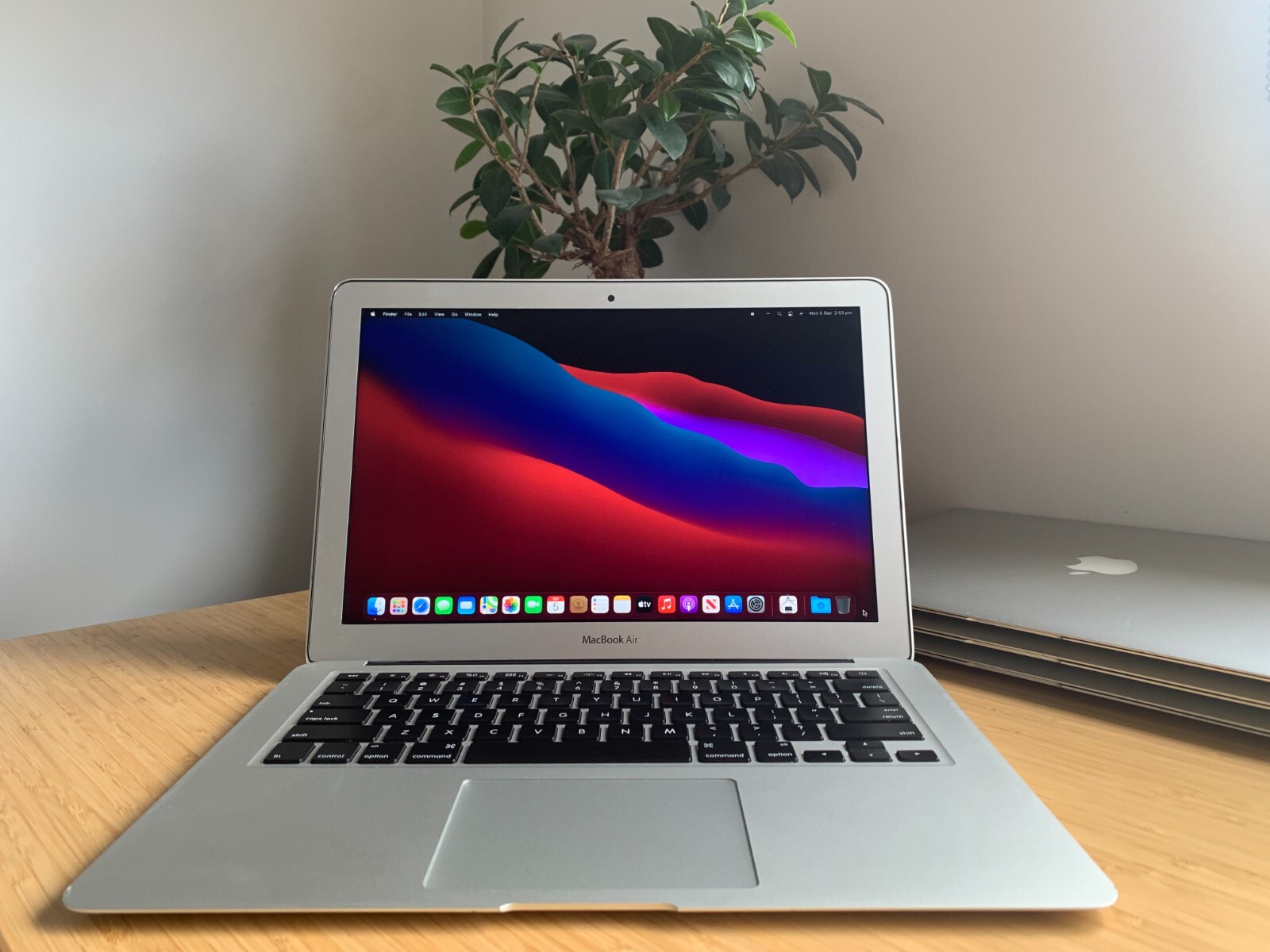 Apple MacBook Air (13-inch, 2017) 1.8GHz Dual-Core i5, 256GB Apple MacBook Air (13-inch, 2017) 1.8GHz Dual-Core i5, 256GB