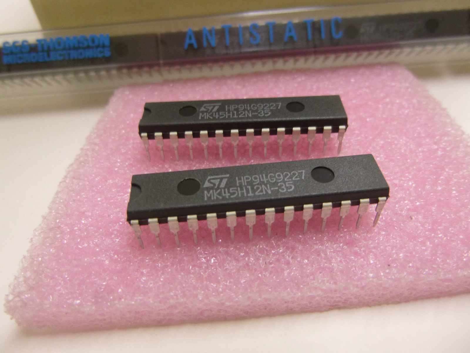 2 Stück / 2 Peces MK45H13N35 CMOS 2K X 9 BPORT FFO 35ns PSDP28