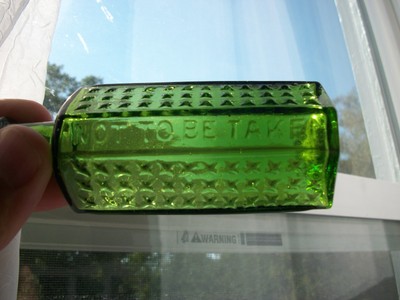 PRETTY EMERALD GREEN 6 SIDED ODD SHAPED POISON 