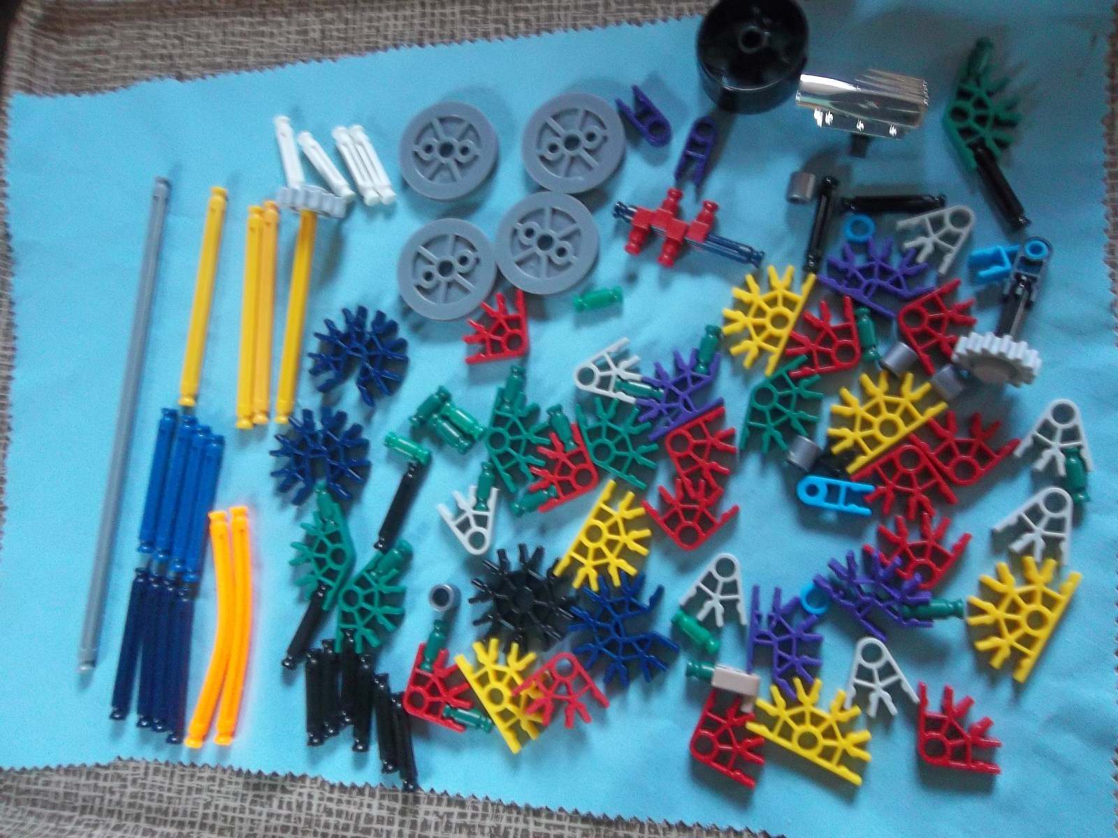KNEX building parts lot connectors rods K'Nex Green Plastic Hard Case