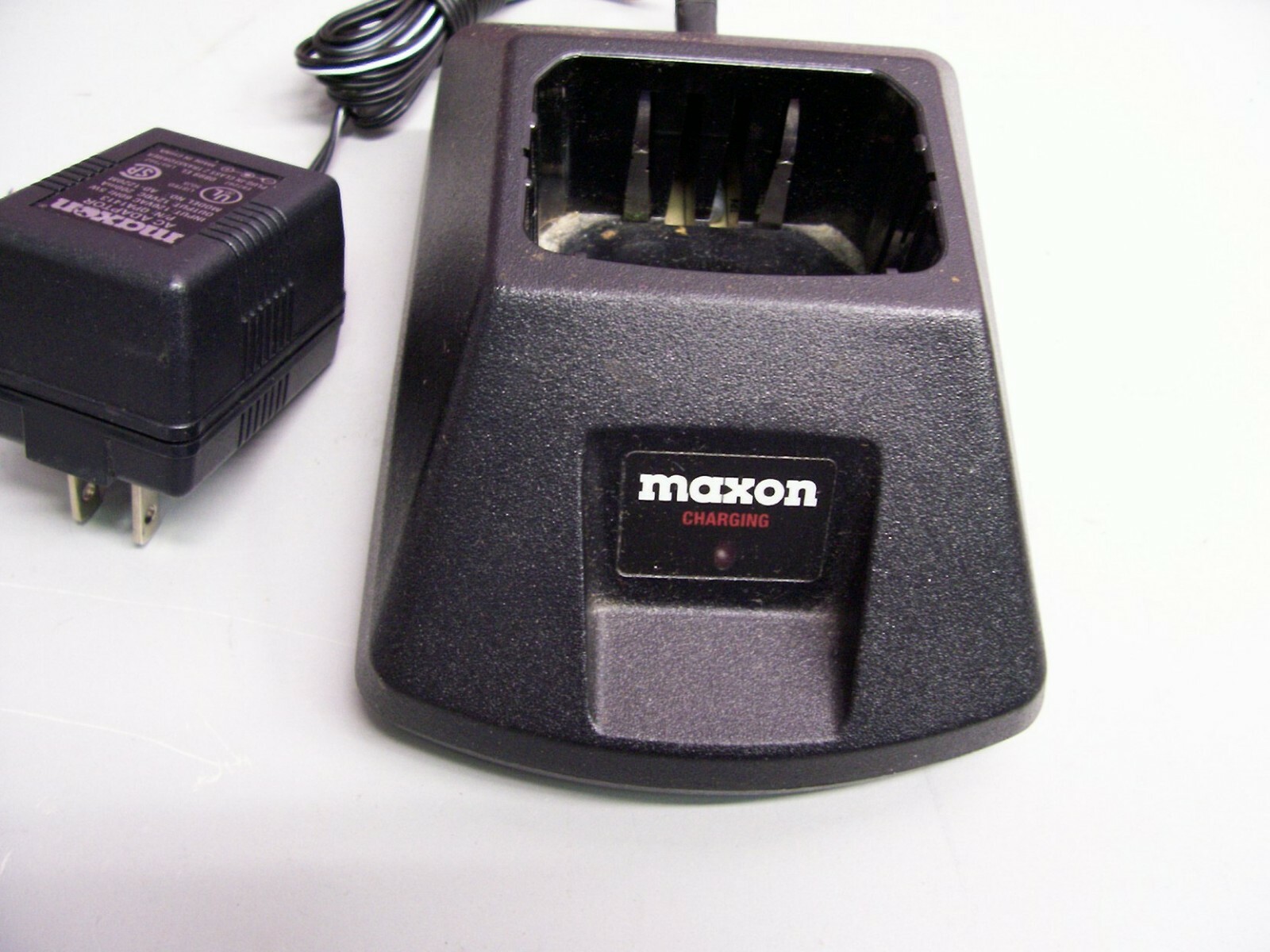 MAXON SP-120 UHF HAND HELD RADIO AND QPA-1135 SLOW CHARGER