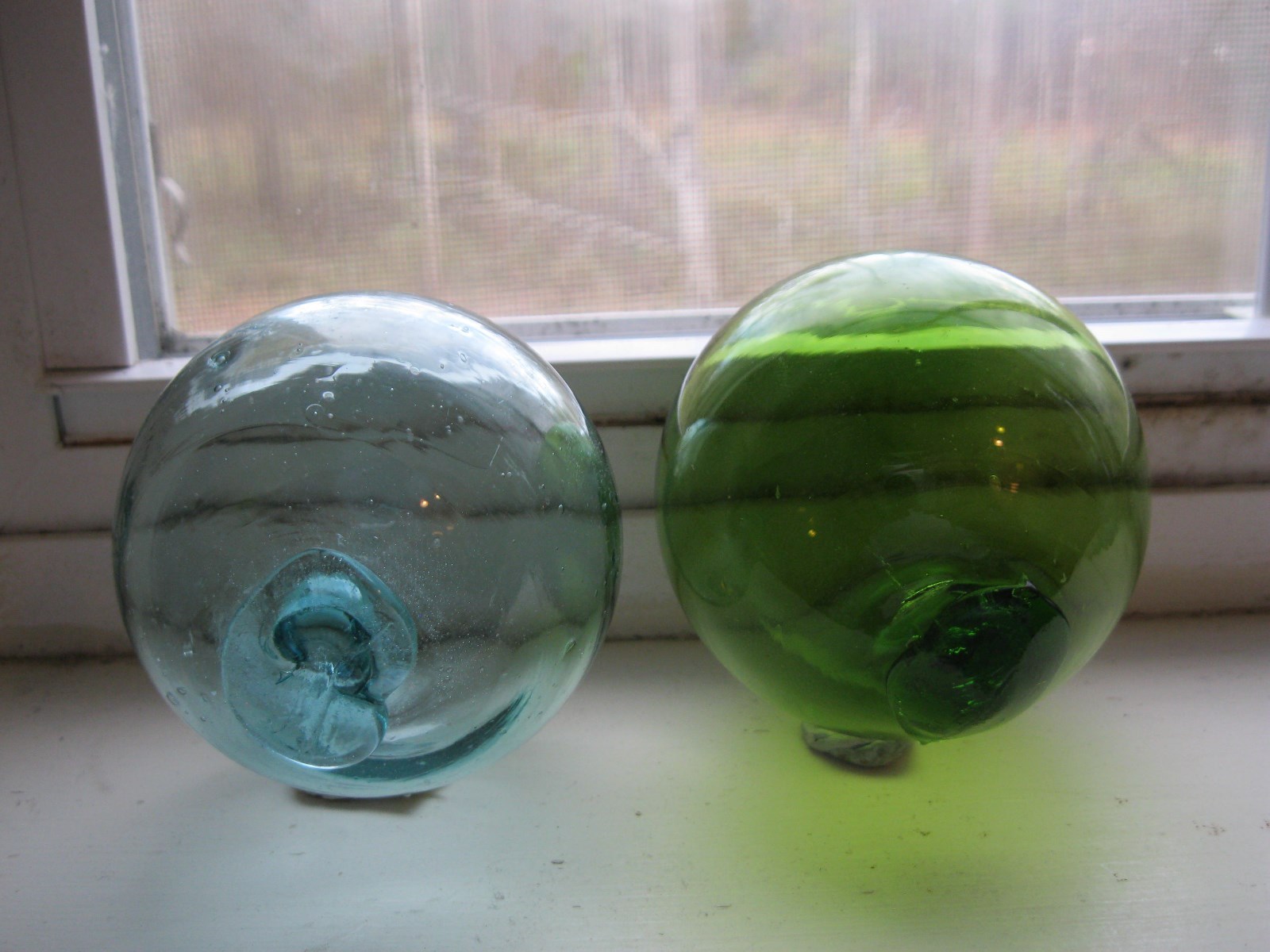 2 FISH NET BALLS/FLOATS LIGHT BLUE & GREEN INCLUDES 2 DISHES EXCEL CON 2