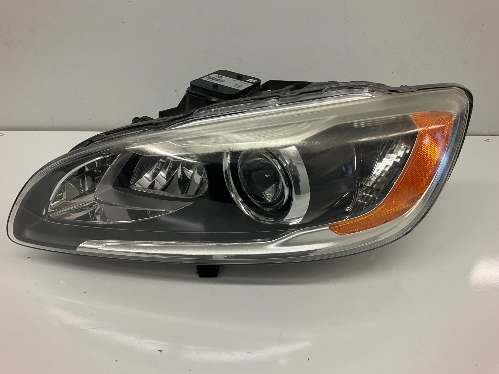 14-18 Volvo S60 V60 Left Xenon HID Active Bending Headlight