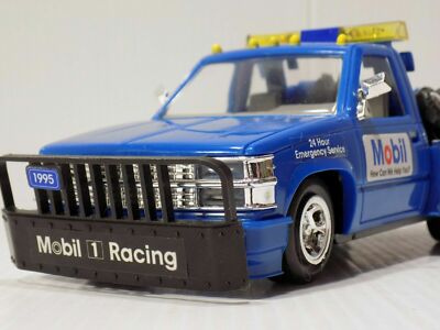1990's CHEVY Tow Truck GMC Wrecker 1:24 New In Box. LIGHTS