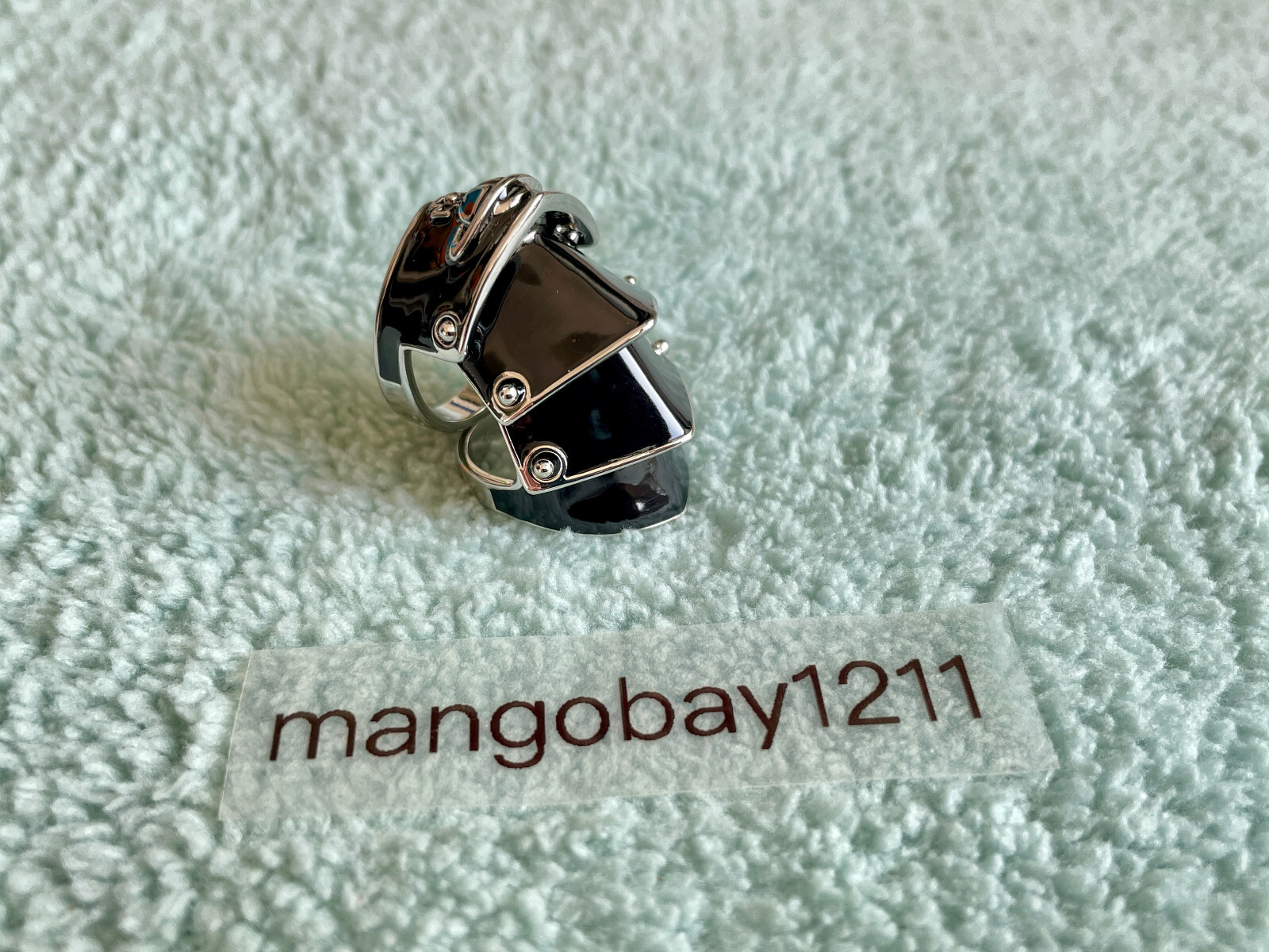 Vivienne Westwood｜ARTEMISアーマーリング　ブラック Artemis Ring in PLATINUM-BLACK-Resin | Vivienne Westwood®