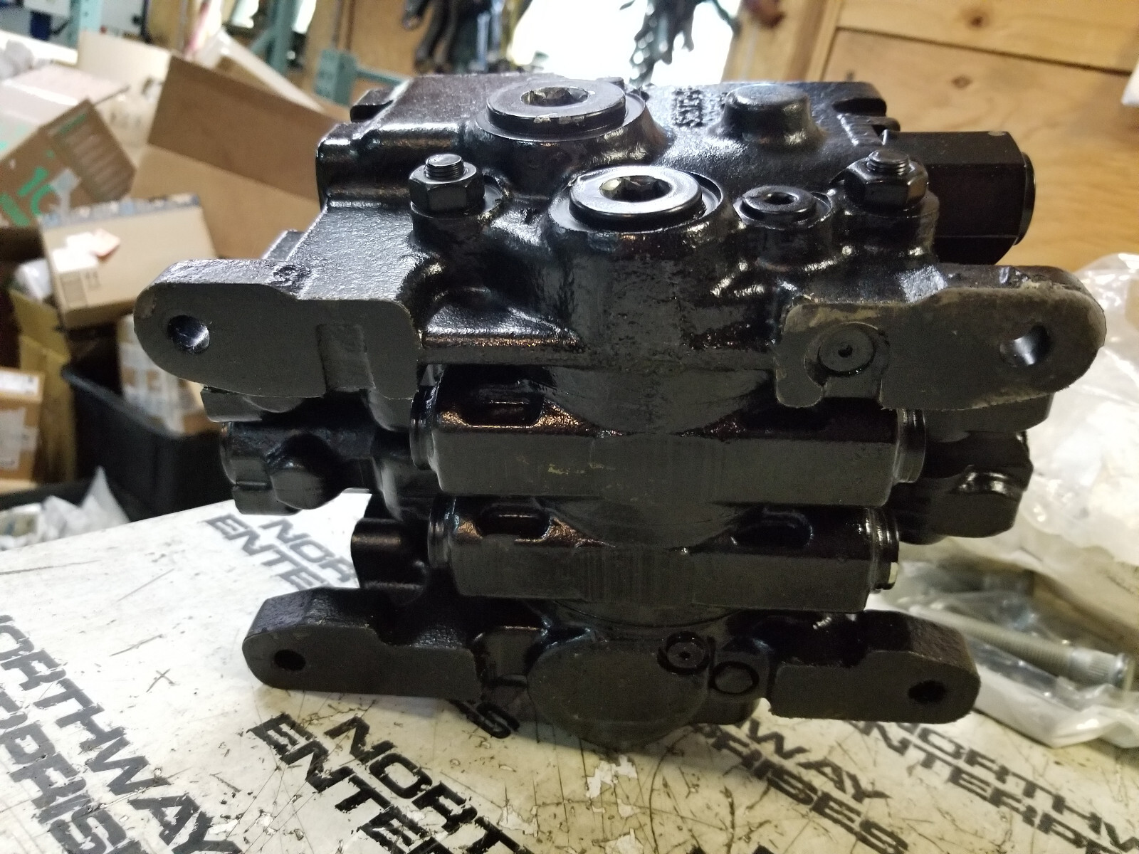 JCB HUSCO VALVE BLOCK ASSEMBLY , SCX120-B3, SX124B, T126117, 4 SPOOL - Picture 4 of 9