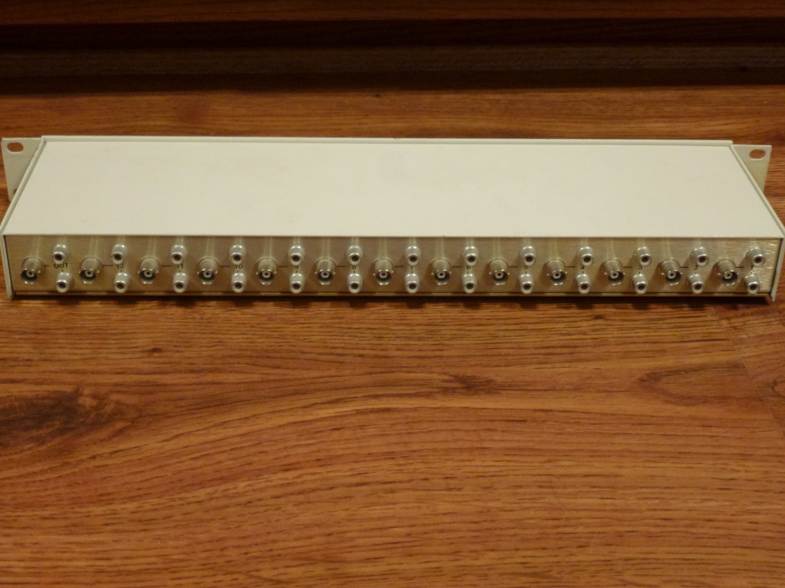 Laird RS-400 routing switcher (BNC video RCA audio) rack mount RS400