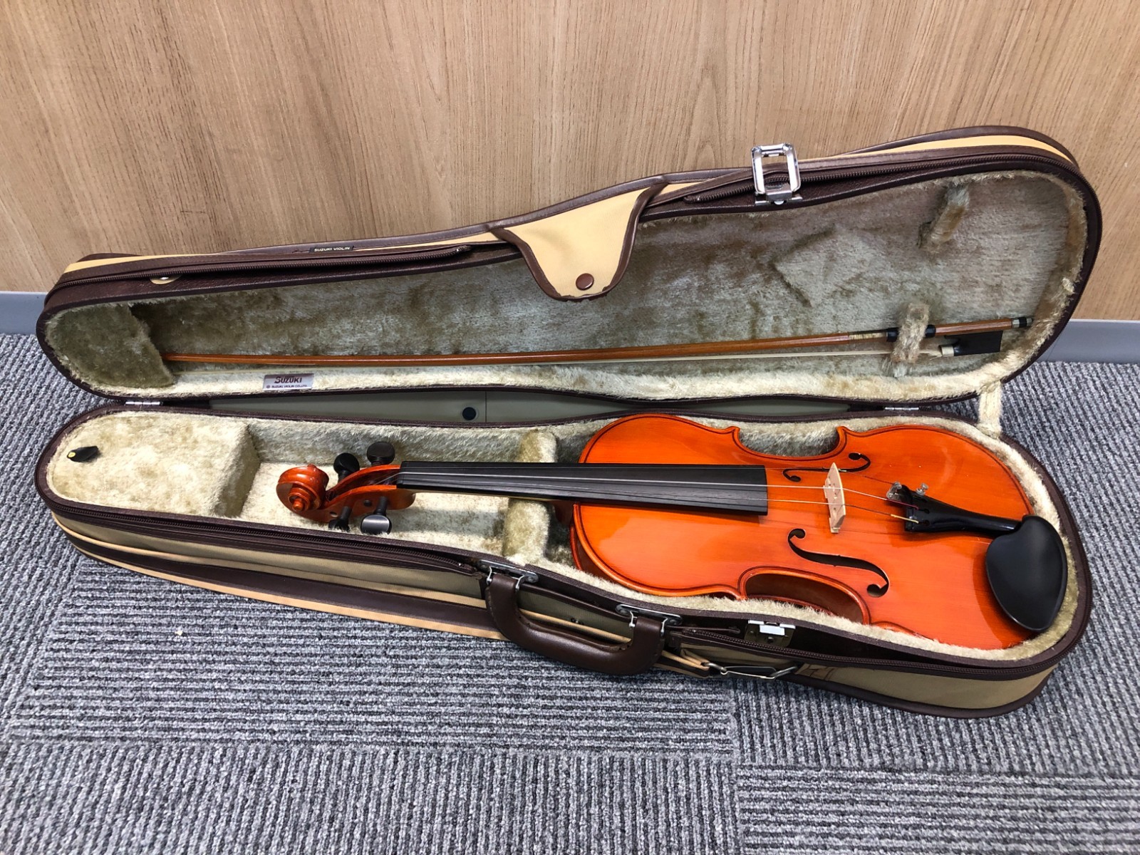 26SUZUKI VIOLIN 4/4 No.330 1983 4⁄4 Suzuki No. 330 Violin Comes with