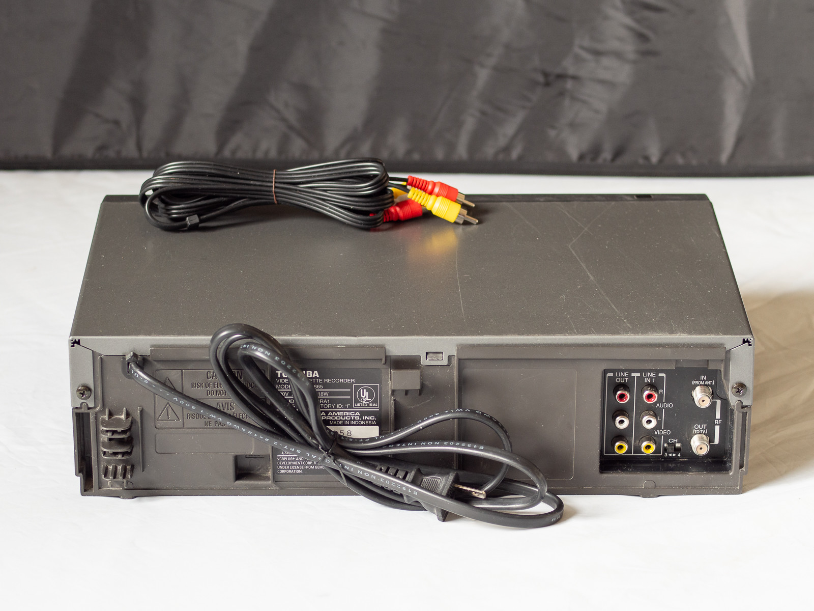 Toshiba M-665 Video Cassette Recorder no Remote Working cosmetic damage on face