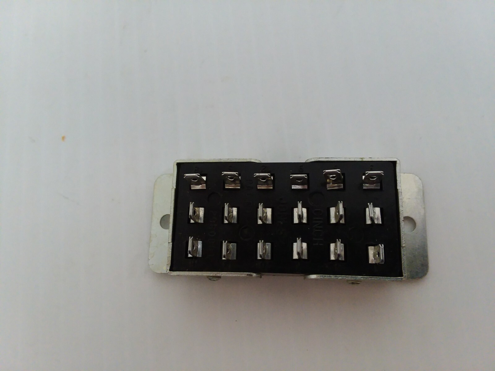 CINCH JONES S-318-EB SOCKET WITH END BRACKETS 18 CONTACTS NNB